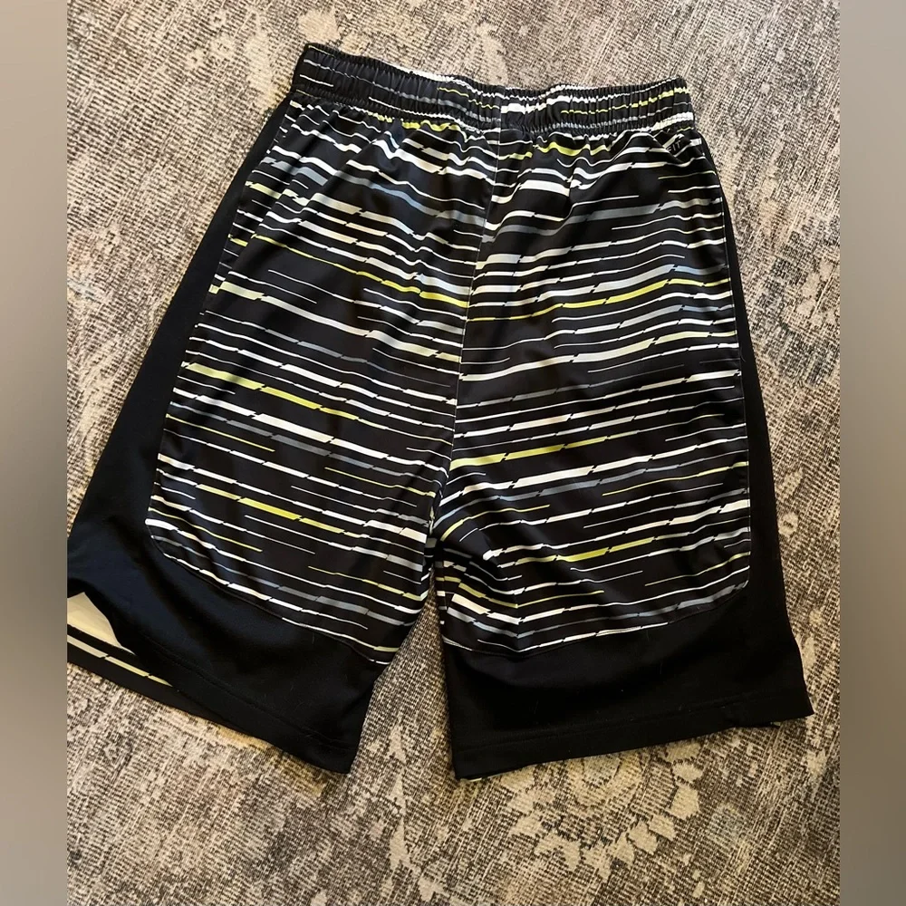 Nike World Traveler Tee & Dri-Fit Stripe Shorts Large